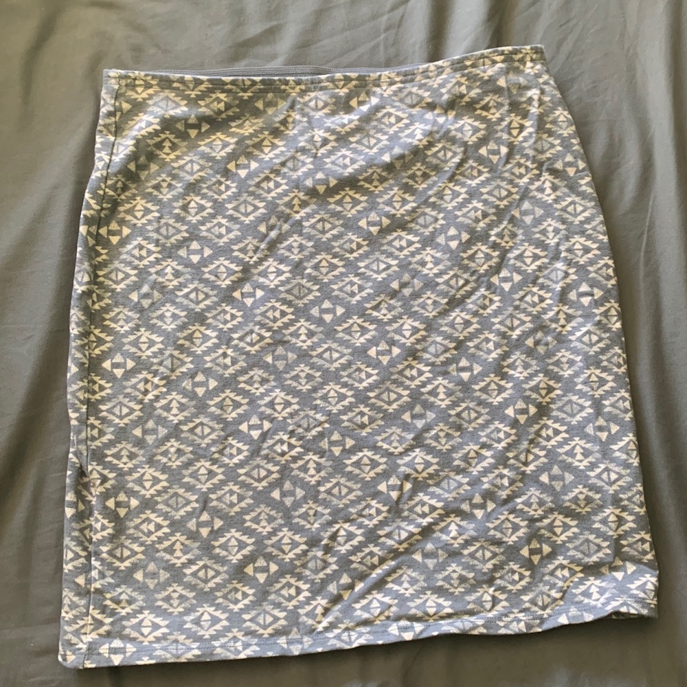 Gray stretch skirt with tribal print